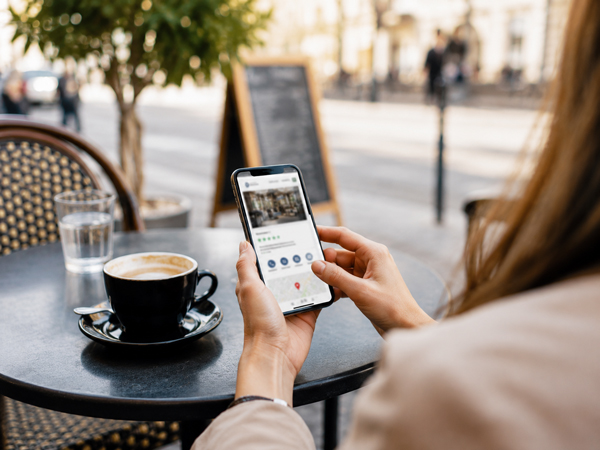 consultation fiche Google Business Profile smartphone Toulouse